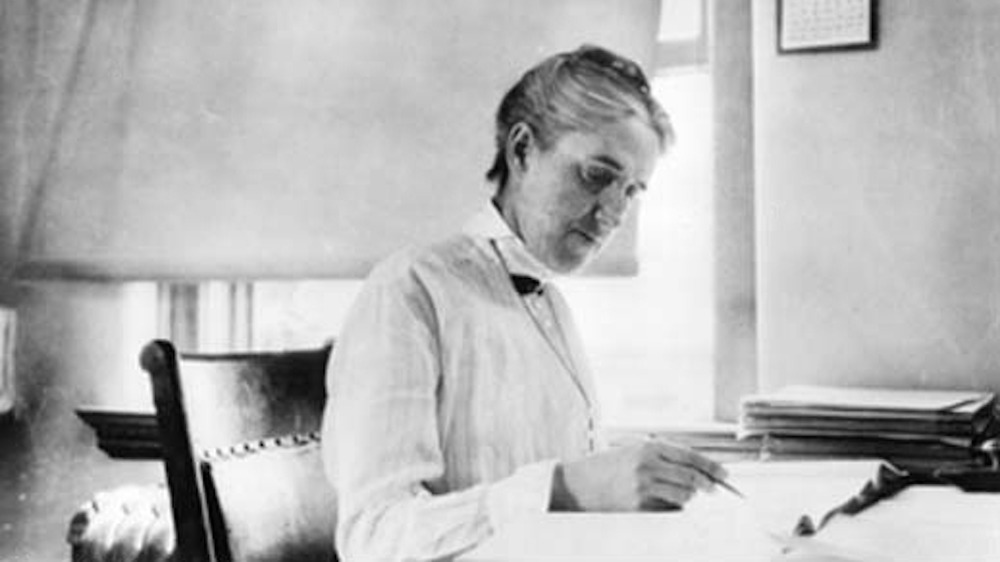 Henrietta Swan Leavitt at desk