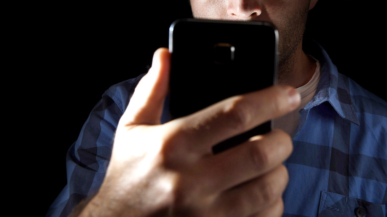 male hand holding a cell phone