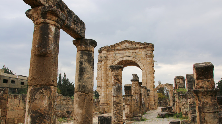 Arch Tyre constructed Alexander the Great