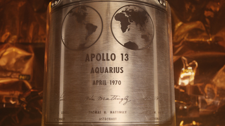 Plaque bearing Apollo 13 names