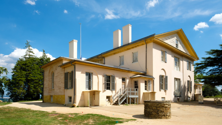 Robert E. Lee's house under blue sky