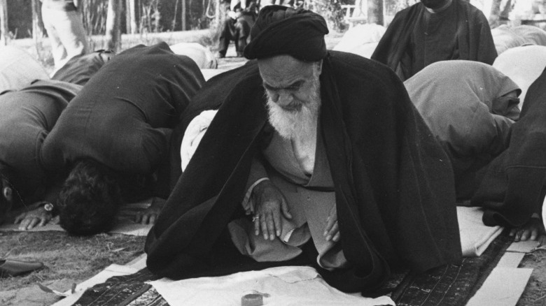 Khomeini on knees praying