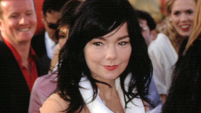 Bjork in swan dress at 2001 Oscars