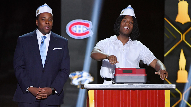 Kenan Thompson and Kel Mitchell present award