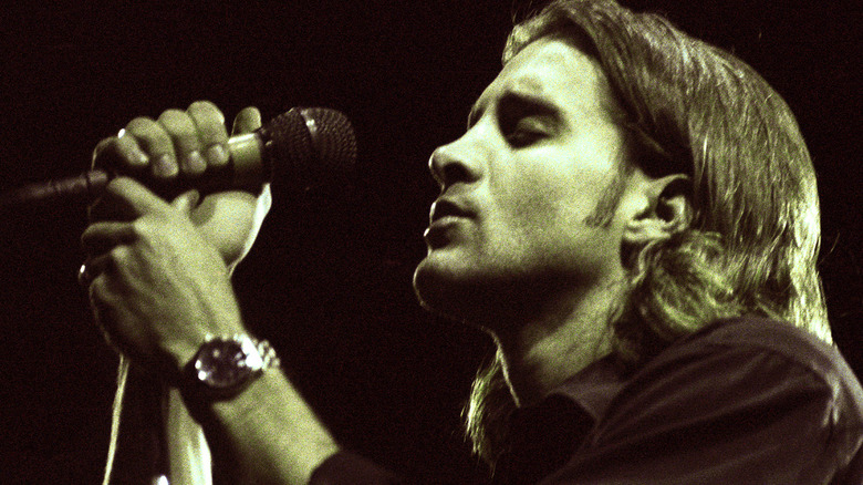 Scott Stapp holding the mic stand