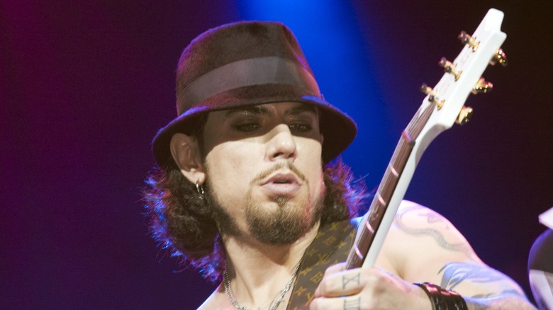 Dave Navarro playing guitar