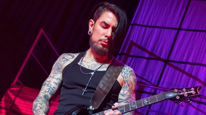 Dave Navarro playing guitar