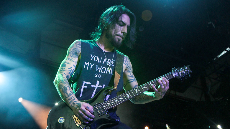 Dave Navarro playing guitar