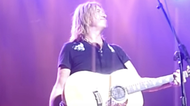 Def Leppard plays "Bringin' on the Heartbreak" acoustic