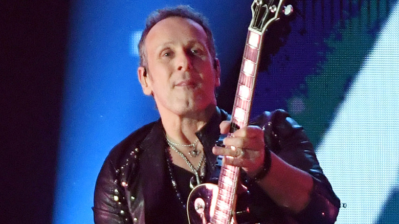 Vivian Campbell playing guitar