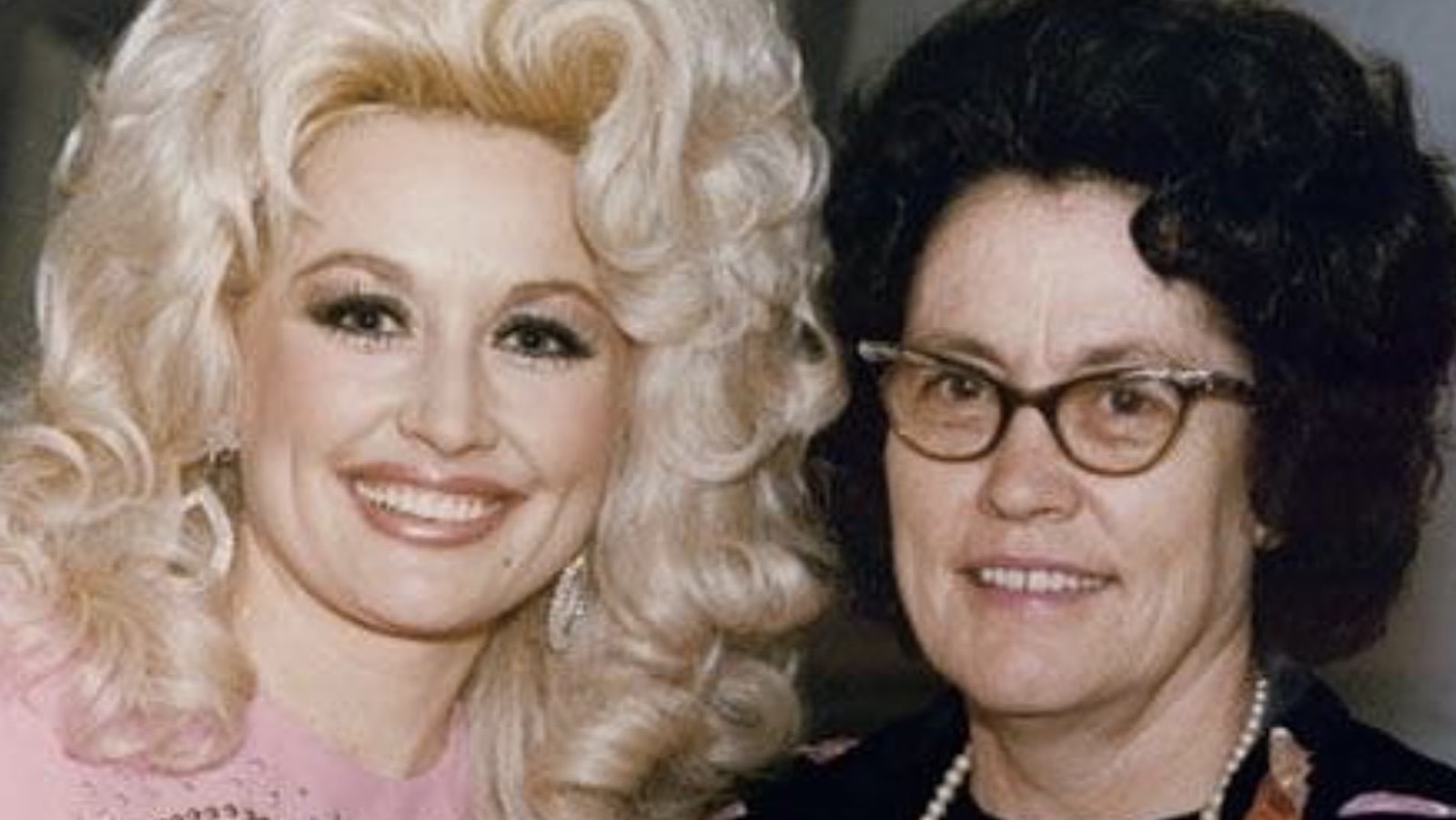 Is Dolly Parton Really Her Parents’ Child? Why Her Sisters Were so Much ...