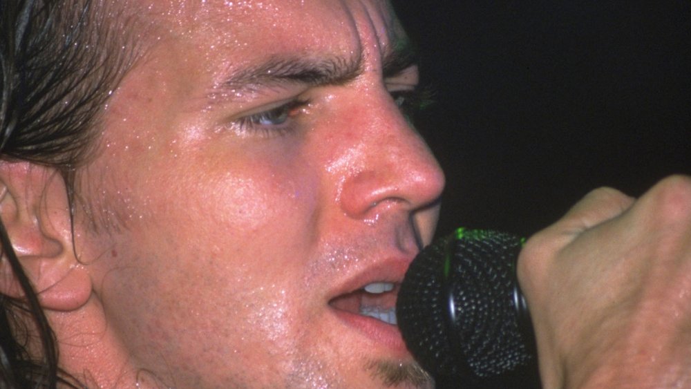 Eddie Vedder sweaty mic singing