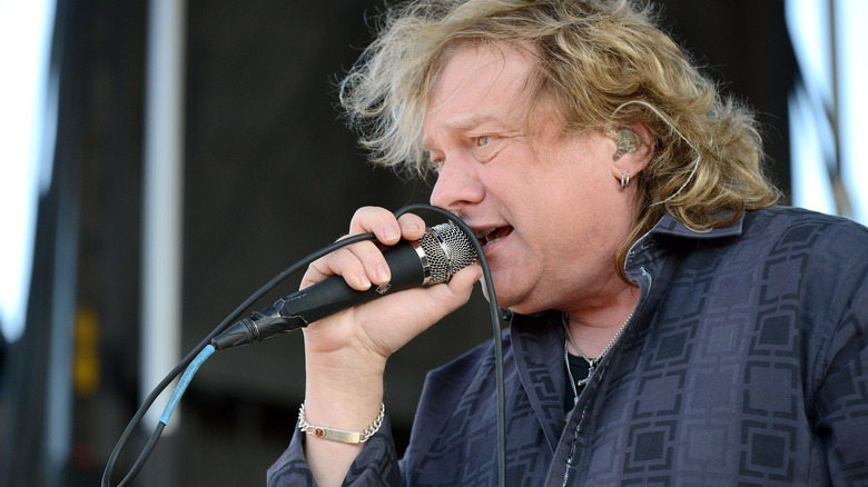 lou gramm performing in 2015