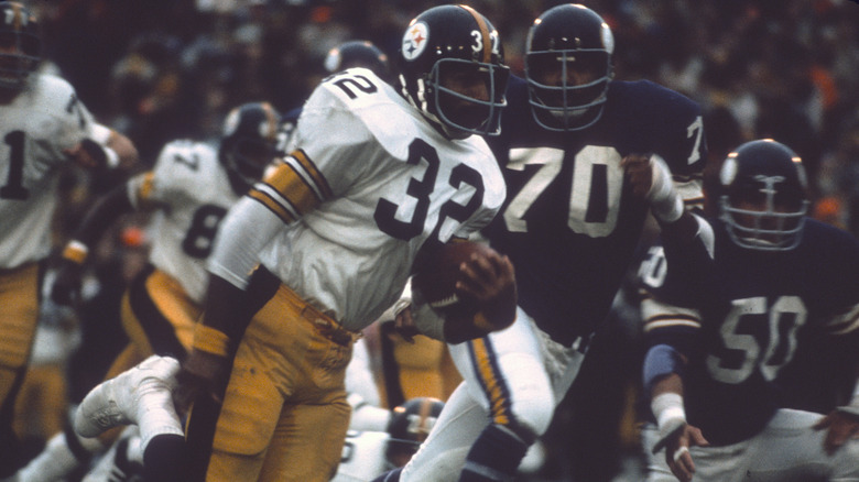 Harris running the ball in Super Bowl IX