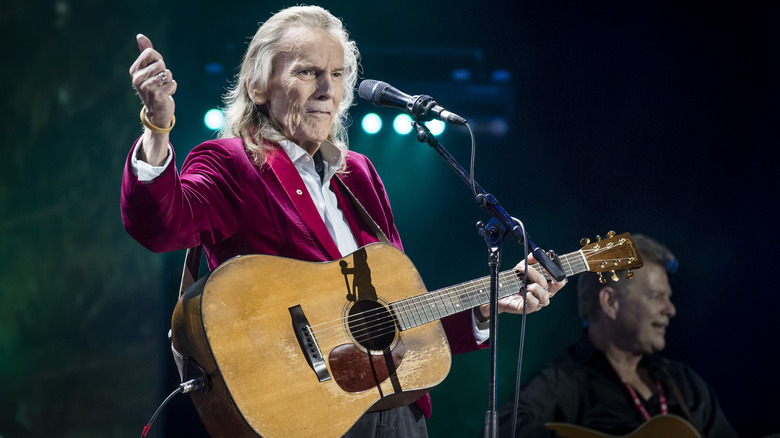 Gordon Lightfoot performing