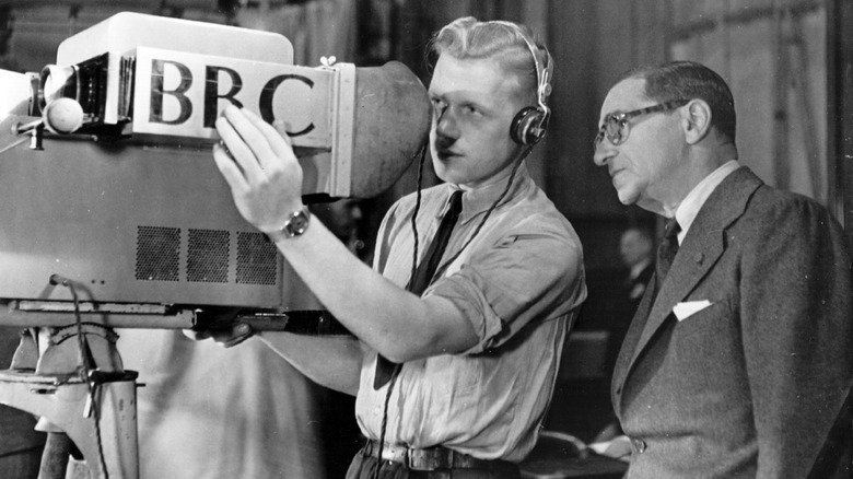 1946: A BBC cameraman explains the technicalities of the television camera to Russian-born US composer Irving Berlin