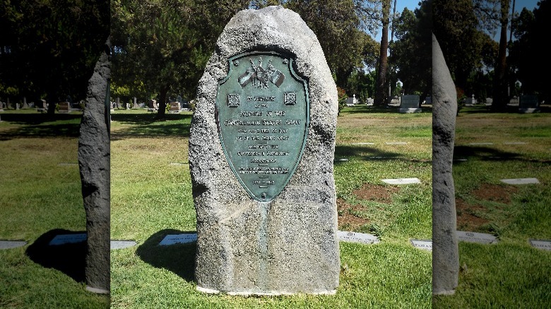 Confederate monoment in cemetery