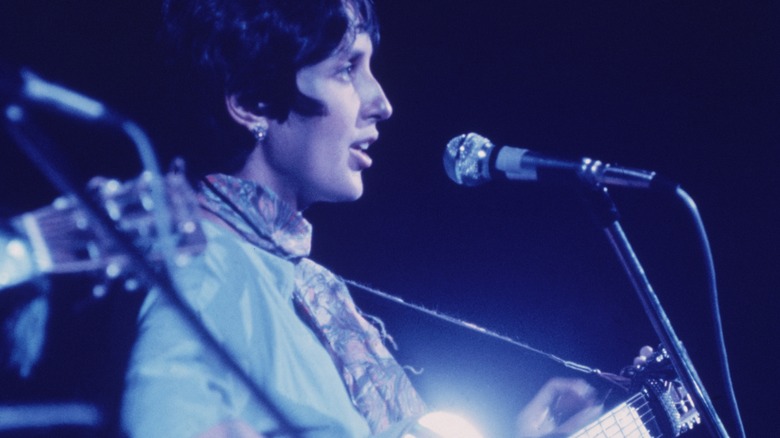 Joan Baez performing ar Woodstock