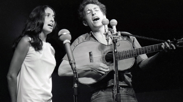 Joan Baez performing with Bob Dylan