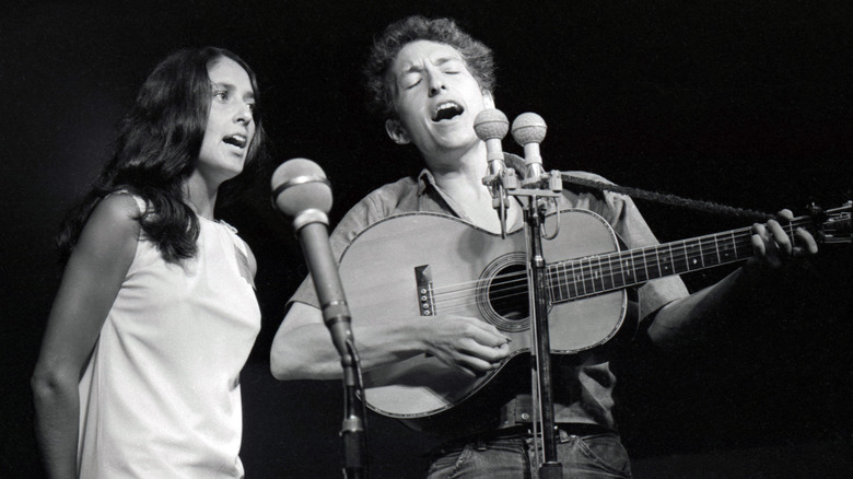 Joan Baez performing with Bob Dylan