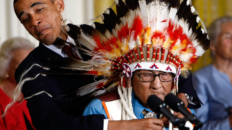 Obama struggles to present the Medal of Freedom to Joe Medicine Crow