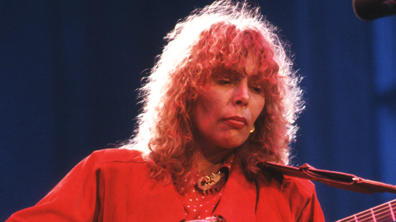 Joni Mitchell on stage