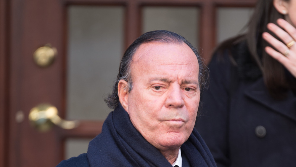 Julio Iglesias pursing his lips