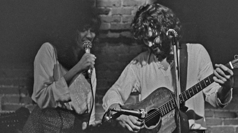 Carly Simon Kris Kristofferson performing