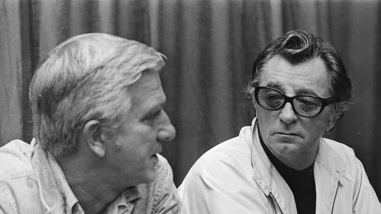 Leslie Nielsen and Robert Mitchum talking