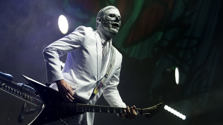 Wes Borland playing guitar skull face paint