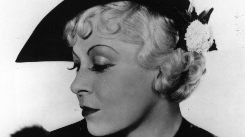 Mae West looking to side