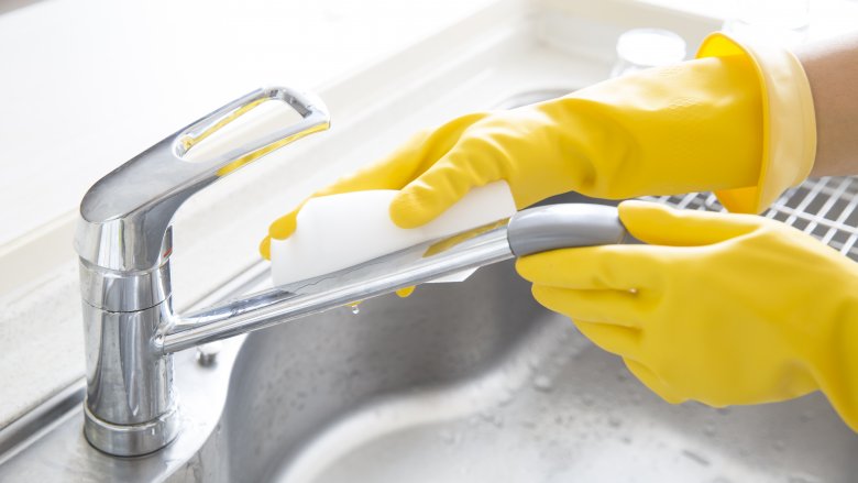 Cleaning the stainless steel sink