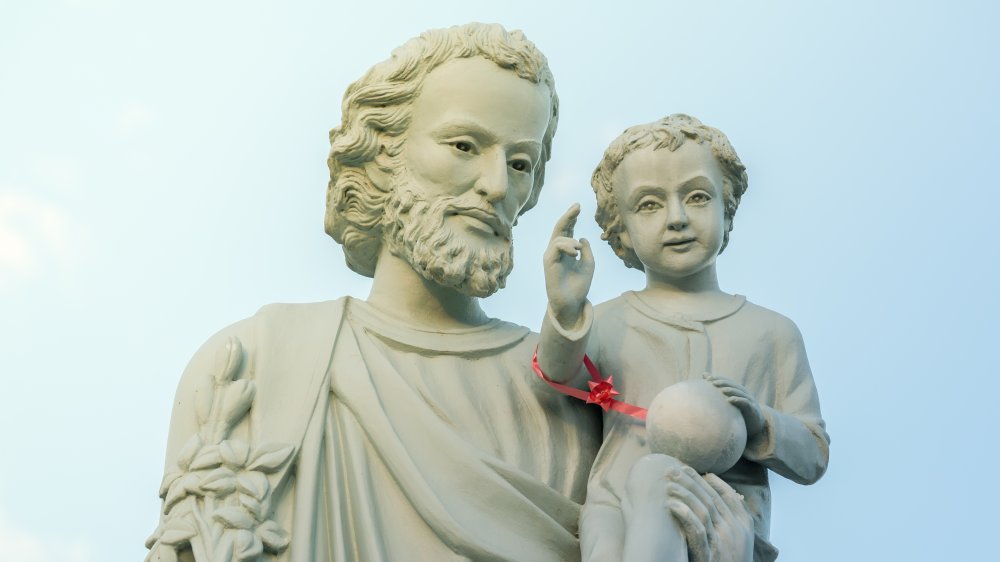 statue of saint joseph with baby jesus