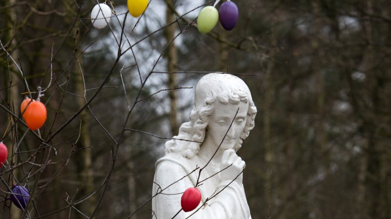 Mary Magdalene, statue, Easter eggs