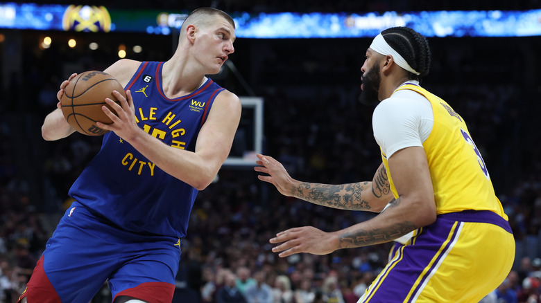 Nikola Jokić running with basketball