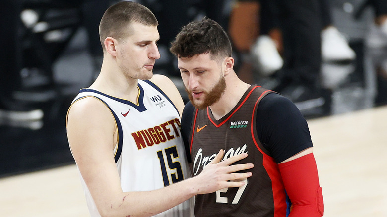 Jusuf Nurkic and Nikola Jokić on the court talking