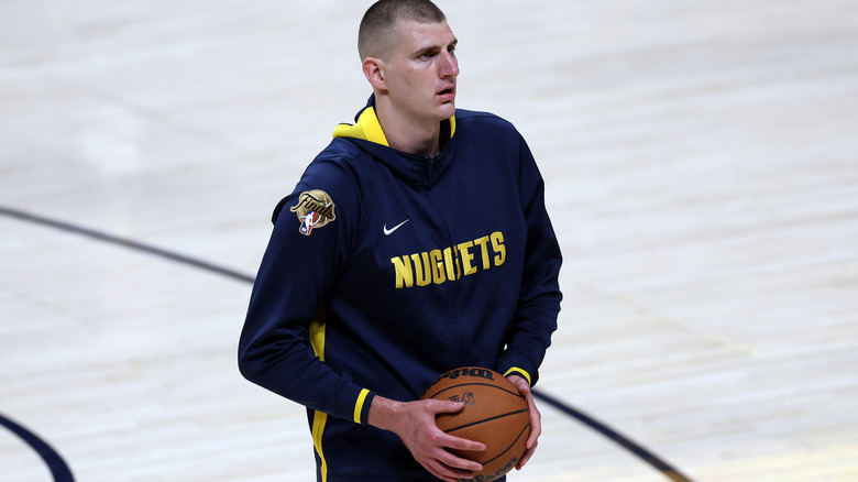 Nikola Jokić warming up with basketball