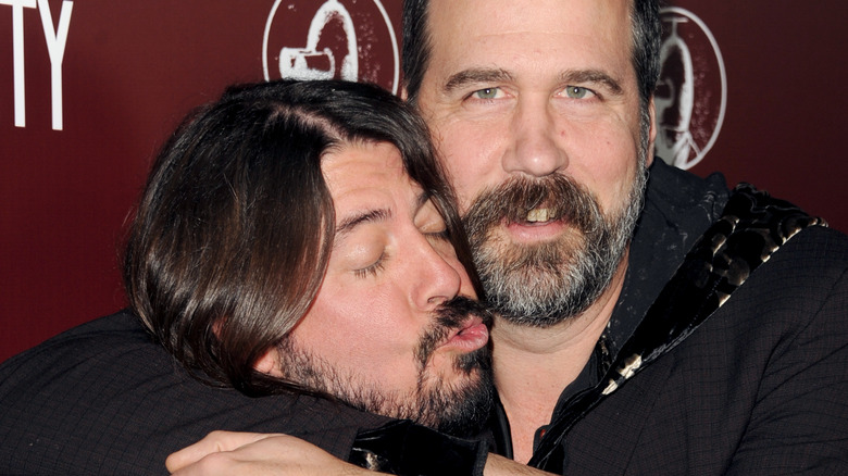 Krist Novoselic and Dave Grohl hugging