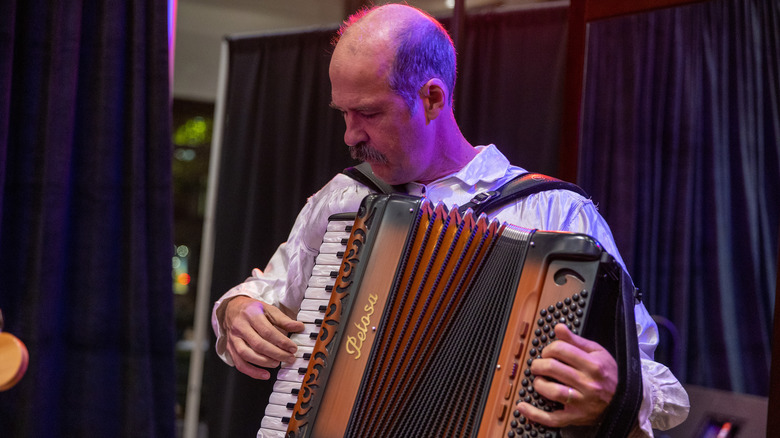 Krist Novoselic playing accordion