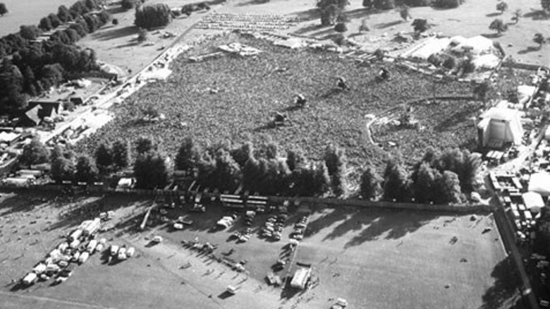 Cropped photo by Mewerlack of Oasis' performances at Knebworth in 1996, https://creativecommons.org/licenses/by-sa/3.0/