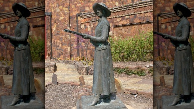 Belle Starr statue