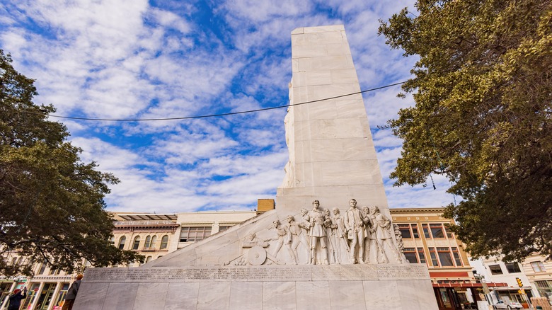 The side view of the the Alamo Cenotaph