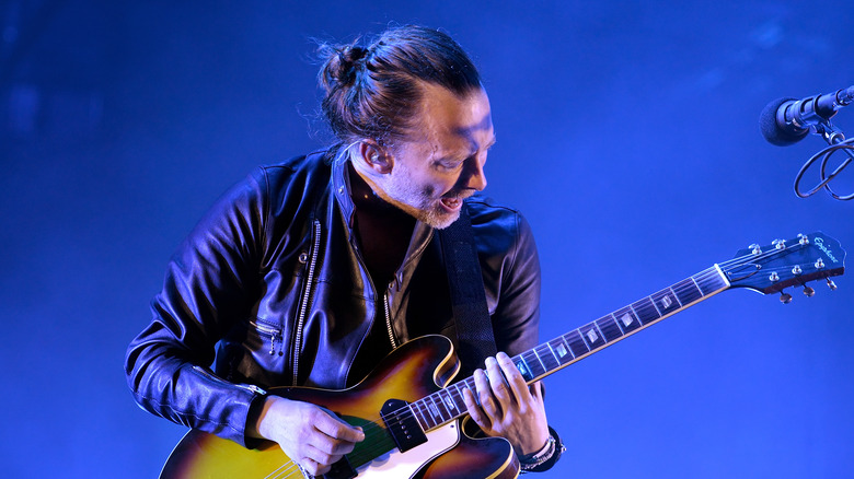 thom yorke playing guitar