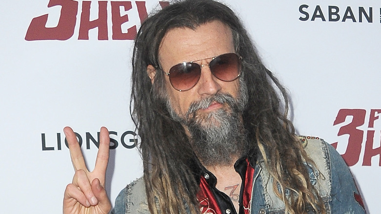 Rob Zombie flashing peace sign