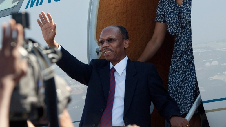 Jean-Bertrand Aristide exiting plane