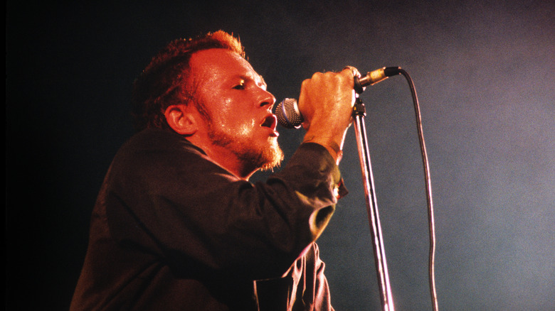 Scott Weiland singing on stage