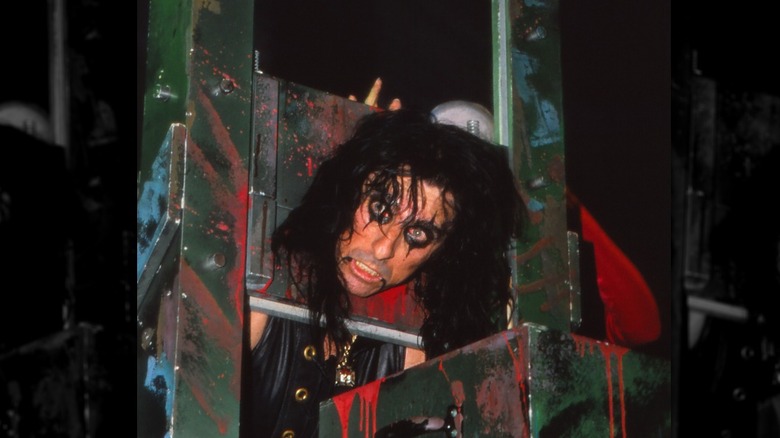 Alice Cooper in guillotine