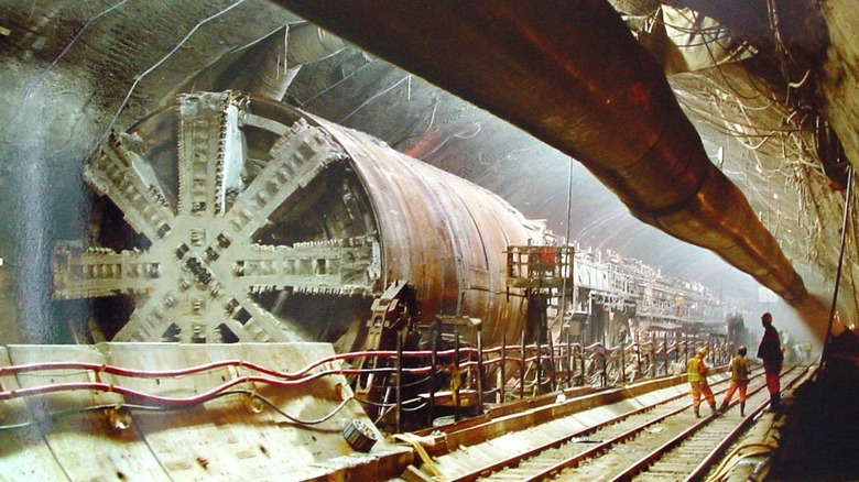 tunnel boring machine