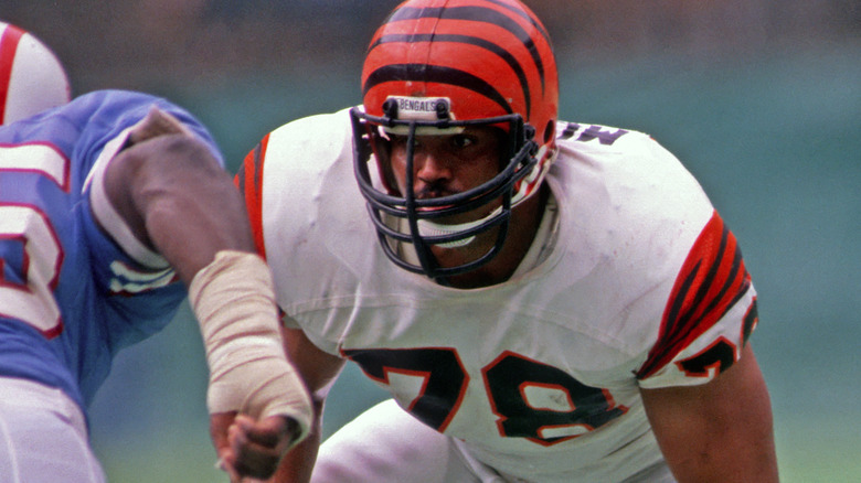 Anthony Munoz preparing to block