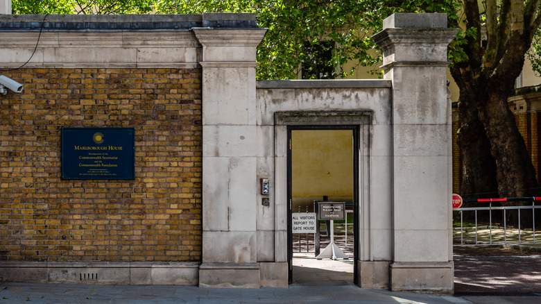 Main entrance Commonwealth headquarters